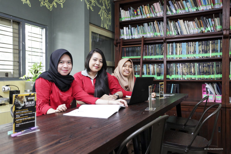 Three Indonesian students learn about nature and species protection in the Wildlife Conservation Centre